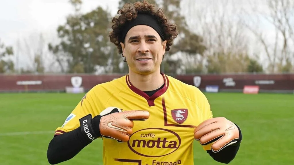 Guillermo Ochoa, galardonado como MVP del Salernitana en la Temporada 2022-23