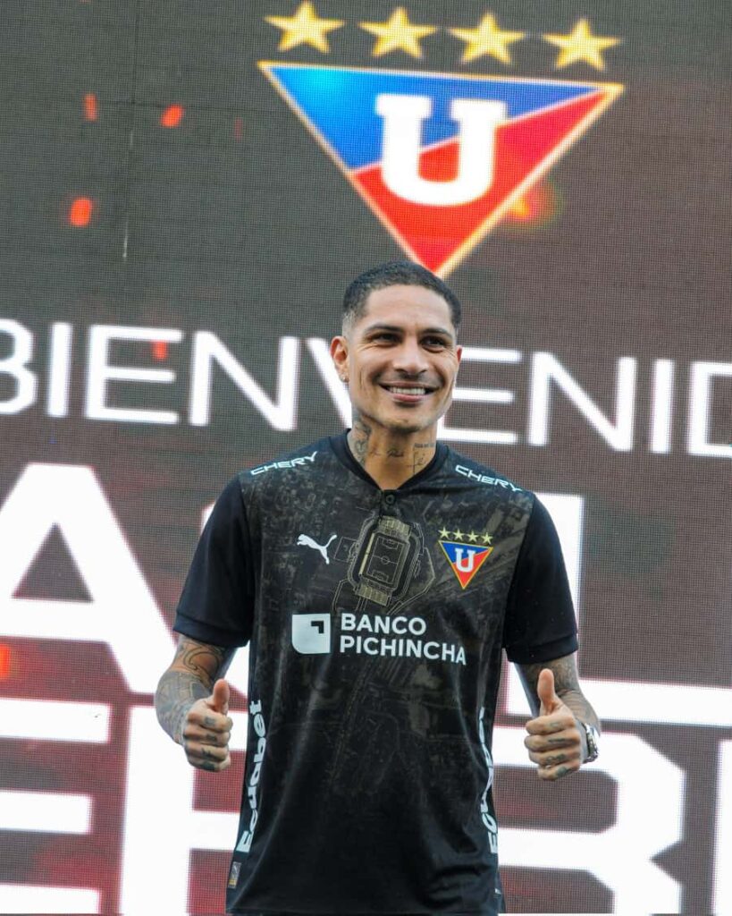 Paolo Guerrero y la nueva indumentaria de Liga Deportiva Universitaria de Quito revelados al público