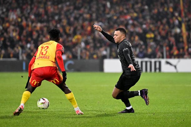 Bajo de avión y Jhoanner Chávez debut en Francia ante Kylian Mbappé