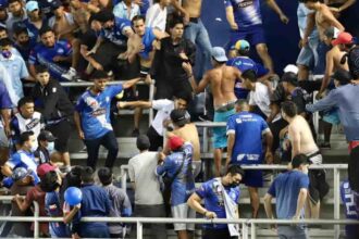 Incidentes en el Clásico del Astillero La violencia regresa a la tribuna Azul