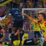 ¡Victoria Controvertida! Barcelona SC Supera a Universidad Católica 1-0 en un Partido Repleto de Polémicas