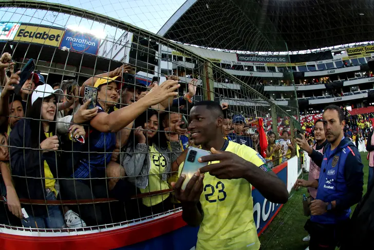 El Gesto Humilde de Moisés Caicedo con la Hinchada de Ecuador que Conquistó Corazones