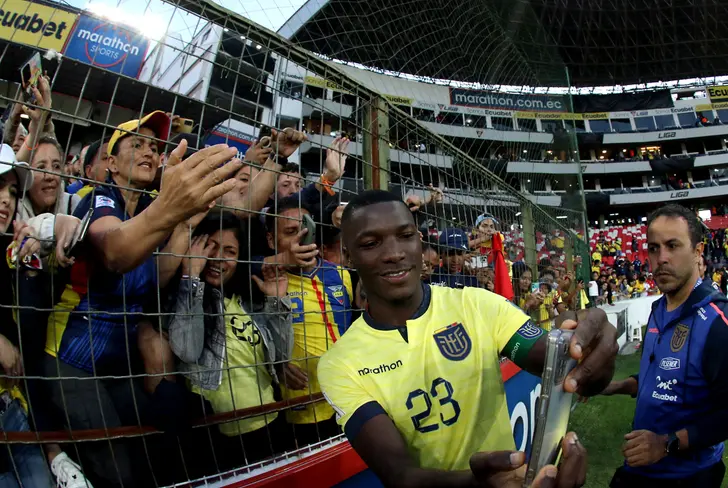 El Gesto Humilde de Moisés Caicedo con la Hinchada de Ecuador que Conquistó Corazones