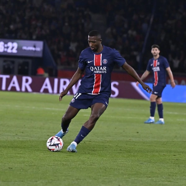 ¡William Pacho, el héroe silencioso! Fue clave en la remontada del PSG ante Stade Brestois