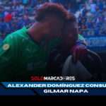 Un gesto de grandeza: Alexander Domínguez consuela a Gilmar Napa tras error en el partido entre Liga y Emelec 4 Alexander Domínguez consuela a Gilmar Napa tras error en el partido entre Liga y Emelec
