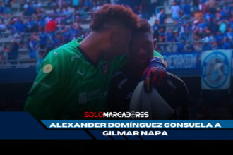 Alexander Domínguez consuela a Gilmar Napa tras error en el partido entre Liga y Emelec