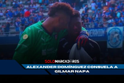 Alexander Domínguez consuela a Gilmar Napa tras error en el partido entre Liga y Emelec