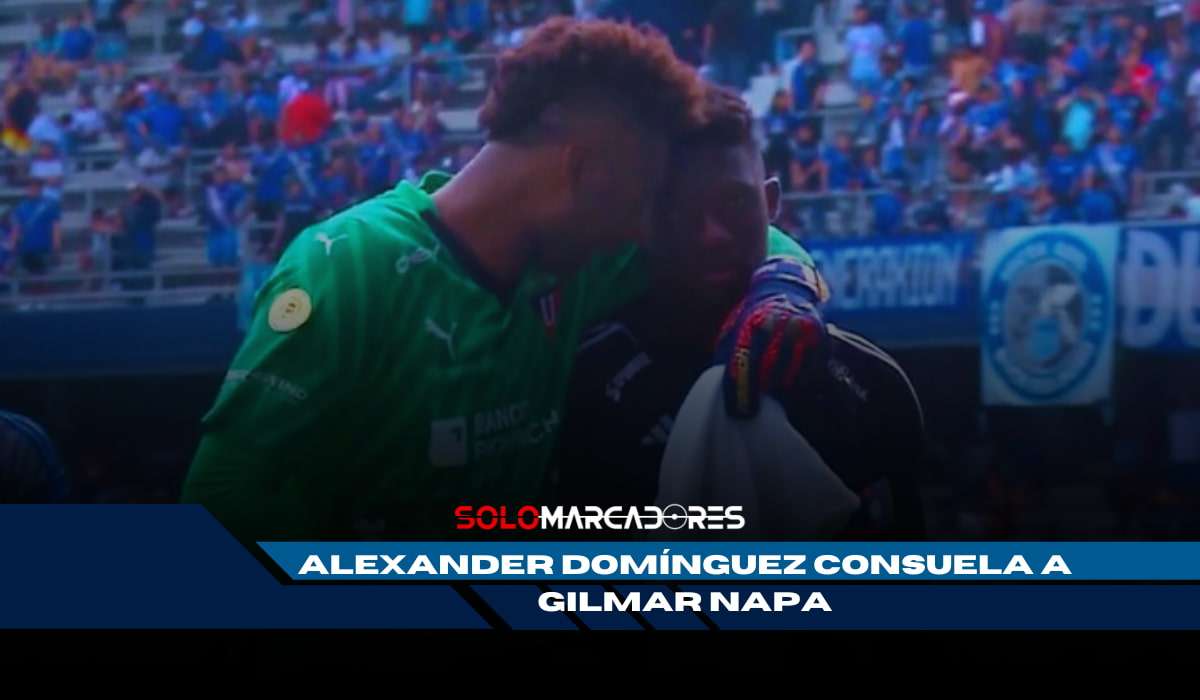 Un gesto de grandeza: Alexander Domínguez consuela a Gilmar Napa tras error en el partido entre Liga y Emelec 3 Alexander Domínguez consuela a Gilmar Napa tras error en el partido entre Liga y Emelec