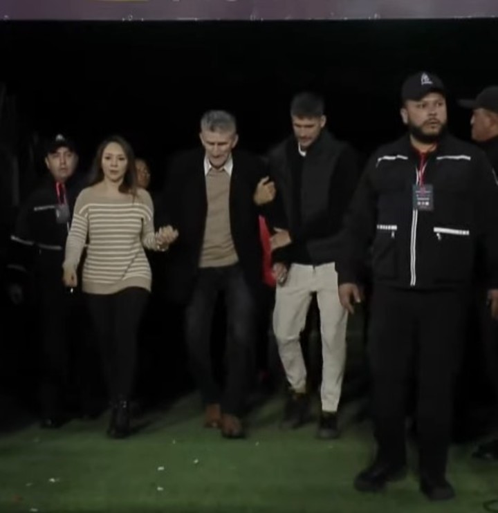 VIDEO |🏟️ ¡Edgardo Bauza regresó a la cancha de Liga de Quito! Ovaciones, recuerdos y mucha emoción en la Noche Blanca