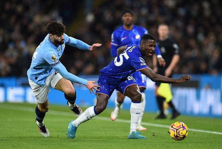 Erling Haaland le gana el duelo a Moisés Caicedo