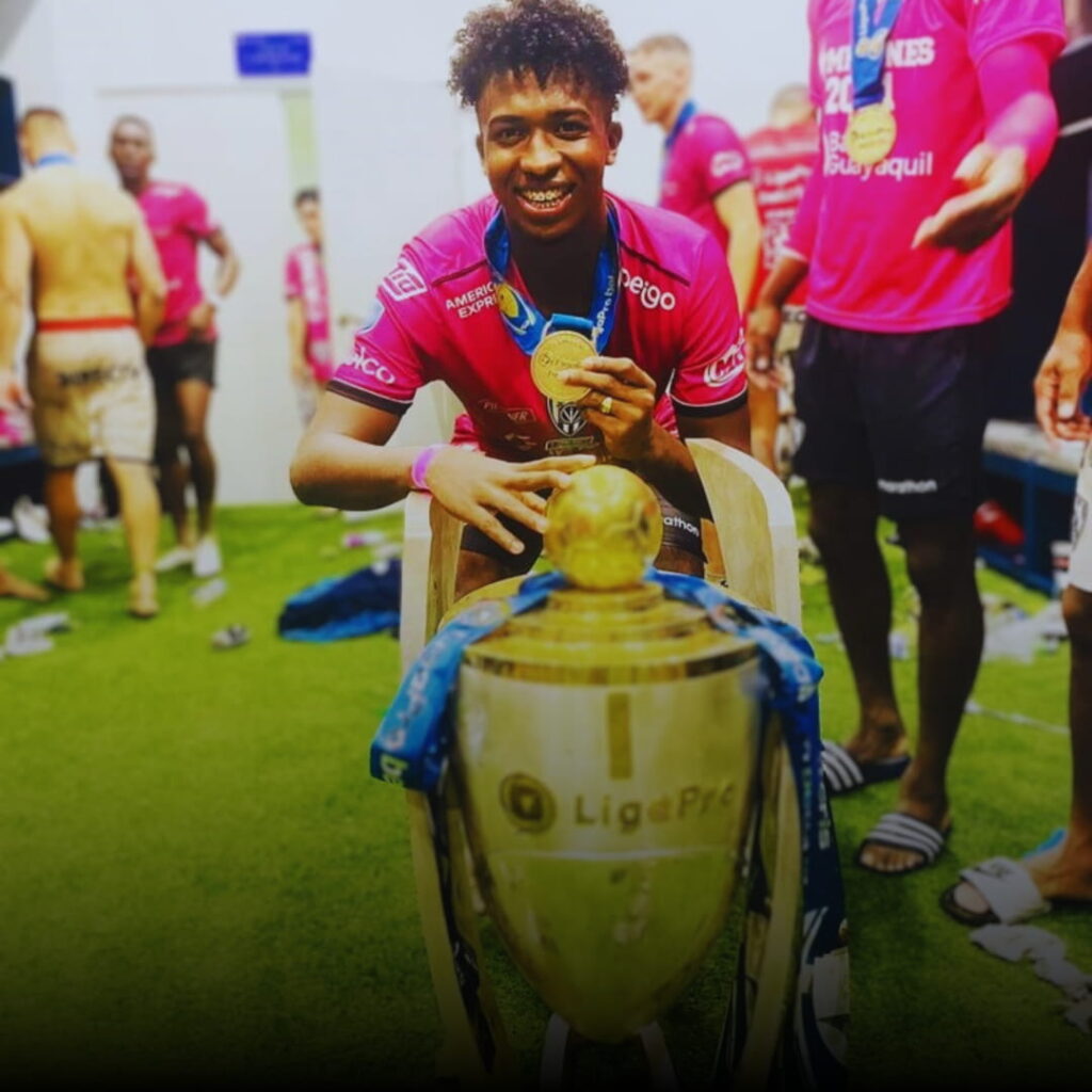 🏆 Willian Pacho suma un título más a su carrera con el PSG en la Supercopa de Francia🔴🔵