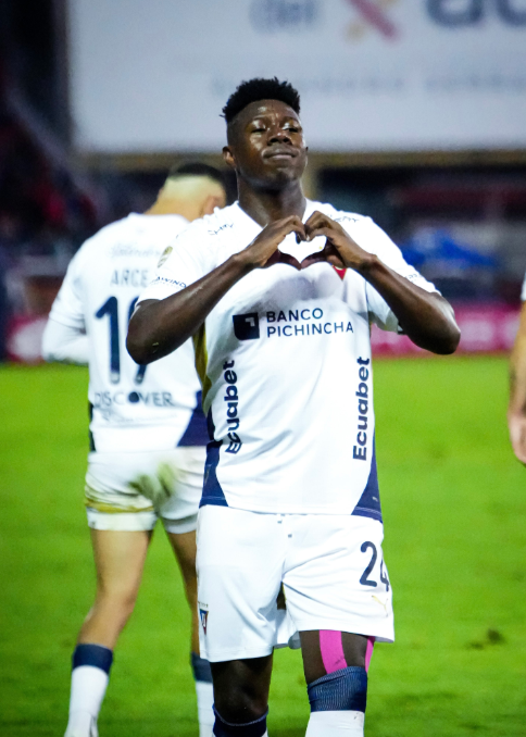 ¡Polémica y drama en Cuenca! Liga de Quito ganó sobre la hora con un tanto discutido