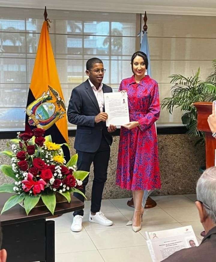 Luis Fragozo - Carta de Nacionalidad Ecuatoriana