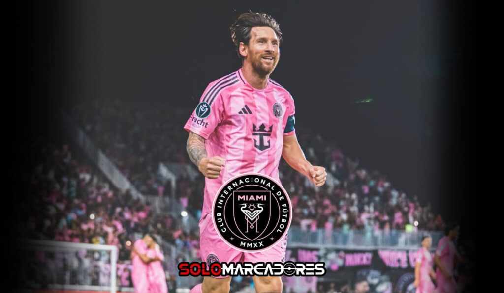 Allen Obando desde la banca fue testigo del doblete de Messi