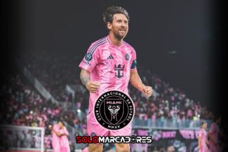 Allen Obando desde la banca fue testigo del doblete de Messi