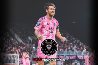 Allen Obando desde la banca fue testigo del doblete de Messi