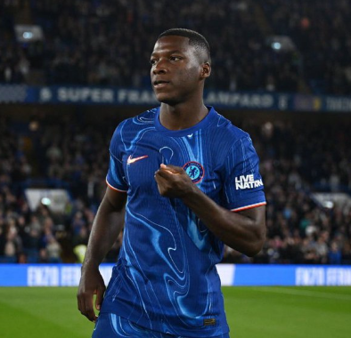 Moisés Caicedo brilló en el derbi y el VAR le negó un golazo