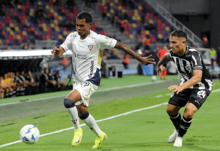 ¡Gonzalo Valle salvó a Liga de Quito! El arquero fue clave en un empate sufrido en Argentina