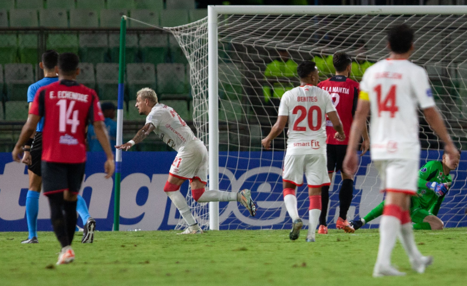 Carlos Garcés en modo héroe: ¡Figura total en el empate de Cienciano ante Caracas!