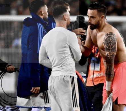 ¿Traición o ternura? El gesto de Hernán Galíndez con Messi que encendió la polémica en Ecuador (VIDEO)