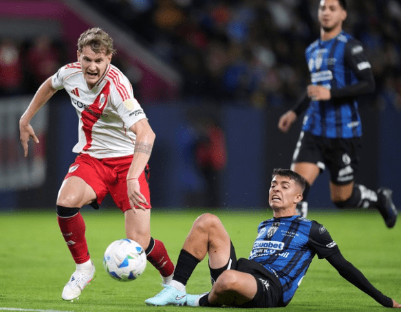 ¡Del cielo al infierno! Independiente del Valle dejó escapar el liderato ante un River implacable