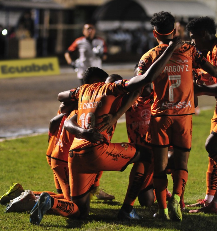 ¡Golpes de autoridad en Loja! Libertad se impone a Universidad Católica y escala en la tabla