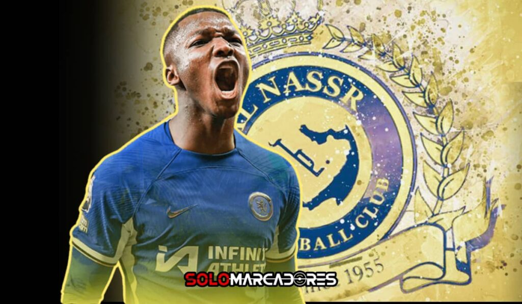 Moisés Caicedo junto a Cristiano Ronaldo