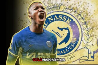 Moisés Caicedo junto a Cristiano Ronaldo