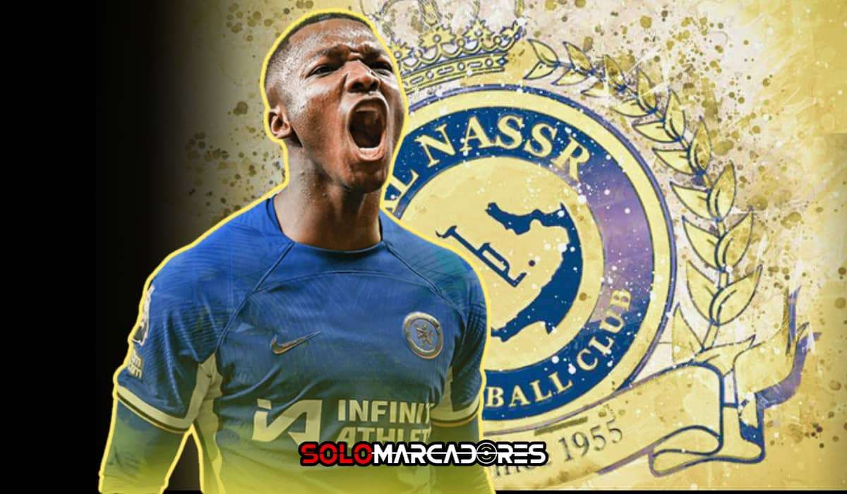 Moisés Caicedo junto a Cristiano Ronaldo