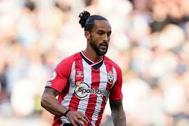 “¡Juega con la camiseta equivocada!”: Theo Walcott, leyenda del Arsenal, se rinde ante Moisés Caicedo