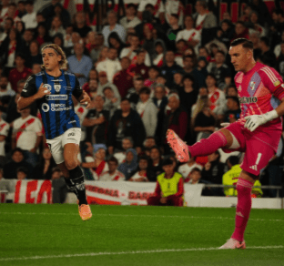 Independiente del Valle lo tuvo, pero se le escurrió en el Monumental