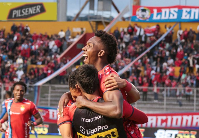 Djorkaeff Reasco anotó un gol, pero se llevó un codazo que le partió la muela