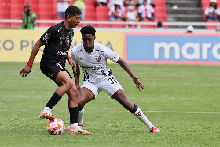 ¡El Rey despertó con Patogol! Liga de Quito revive la ilusión del hincha albo en un partido infartante
