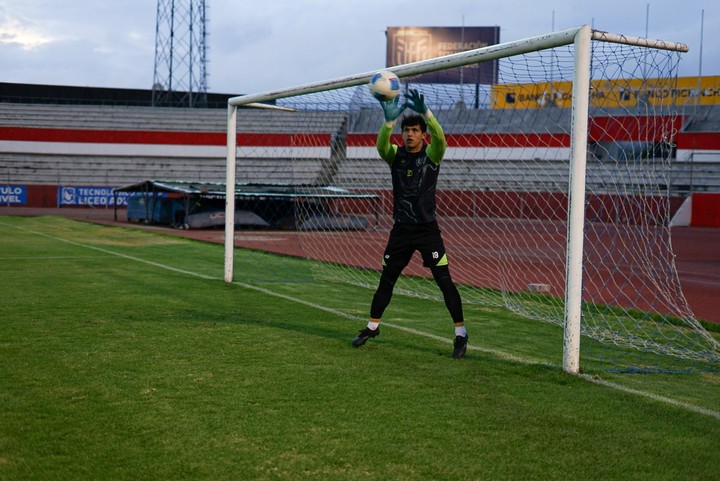 ¿Simple error o algo más? El increíble blooper que terminó en gol para Vargas Torres y puso en jaque a la Serie B