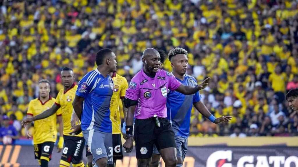 ¿Qué pasó en el Clásico? Iván Hurtado lanza críticas al arbitraje 23 ¿Qué pasó en el Clásico? Iván Hurtado lanza críticas al arbitraje