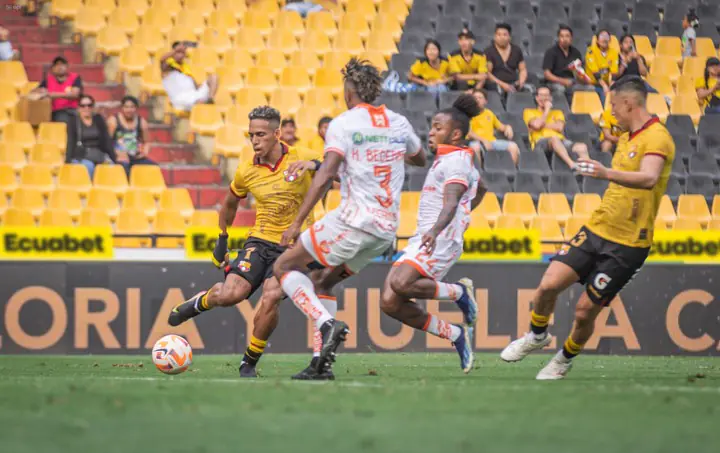 Libertad FC le arranca un empate milagroso a Barcelona SC en el último minuto