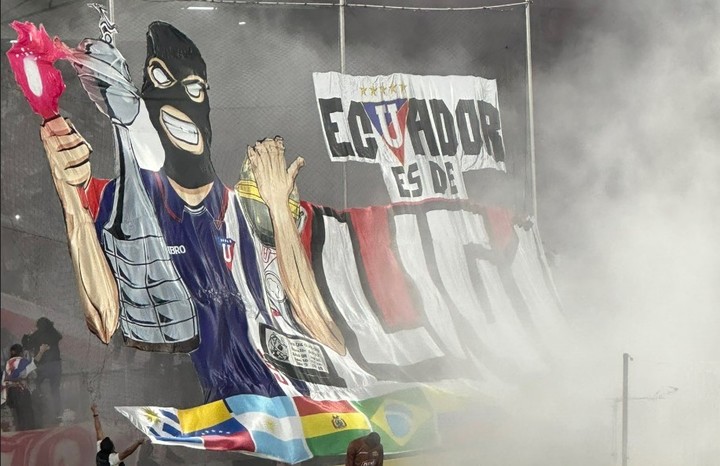 La hinchada de LDU encendió el duelo ante Barcelona SC con una pancarta gigante: “Ecuador es de Liga”