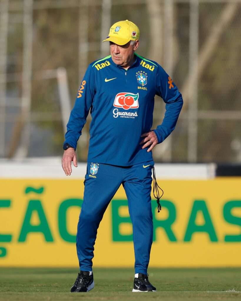 ¡IMPERDIBLE! La REACCIÓN viral de Ancelotti al ver un escudo del Barcelona en Ecuador antes del partido vs Brasil