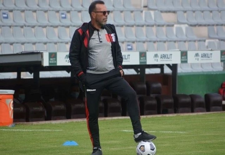 ¡Otro cambio en el banquillo del fútbol ecuatoriano! José Hernández se despide de Técnico Universitario tras una dura racha
