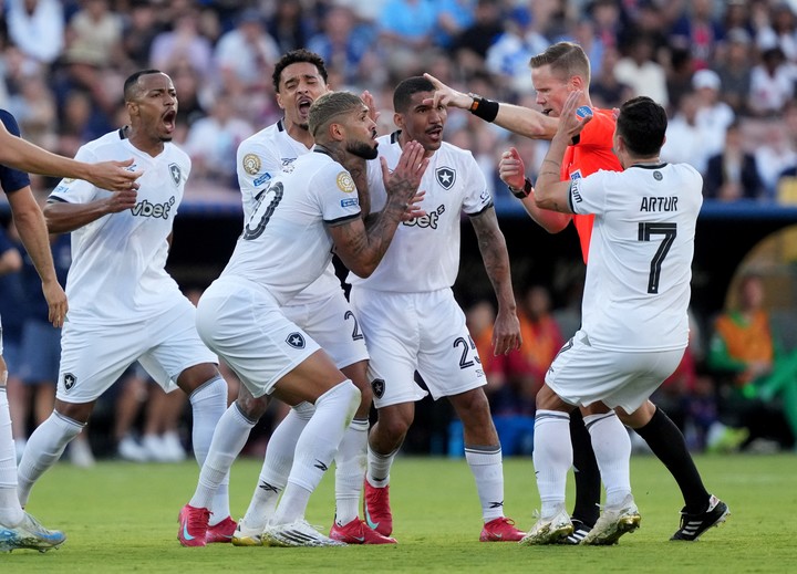 Willian Pacho y el PSG caen ante Botafogo