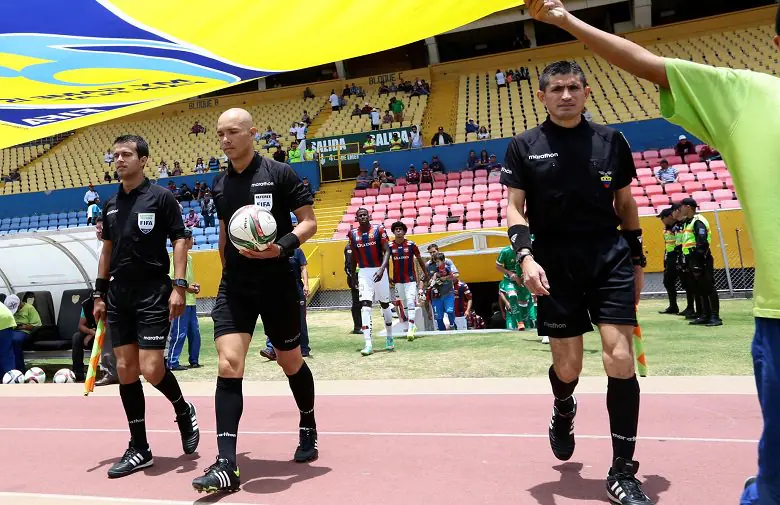 ¡Increíble pero cierto! El VAR de la Liga Pro no es confiable y ex árbitro revela el porqué (VIDEO) 1 ¡Increíble pero cierto! El VAR de la Liga Pro no es confiable y ex árbitro revela el porqué (VIDEO)