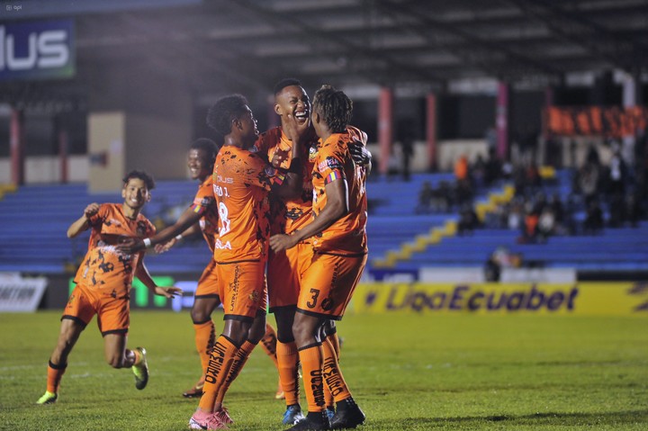 ¡Hat-trick y goleada! Libertad goleó a Técnico Universitario