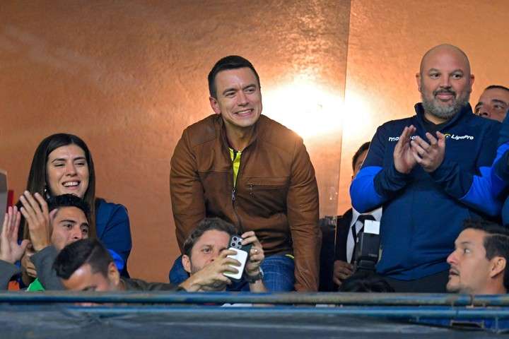 Choque de titanes en el fútbol ecuatoriano: ¿Qué hay detrás del enfrentamiento entre Loor y Egas? 1 Miguel Angel Loor (d.) junto a Daniel Noboa. Foto: Rodrigo BUENDIA / AFP