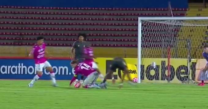¿Fue penal para Aucas? La jugada polémica que sacude al fútbol ecuatoriano tras el triunfo de IDV 23 ¿Fue penal para Aucas? La jugada polémica que sacude al fútbol ecuatoriano tras el triunfo de IDV