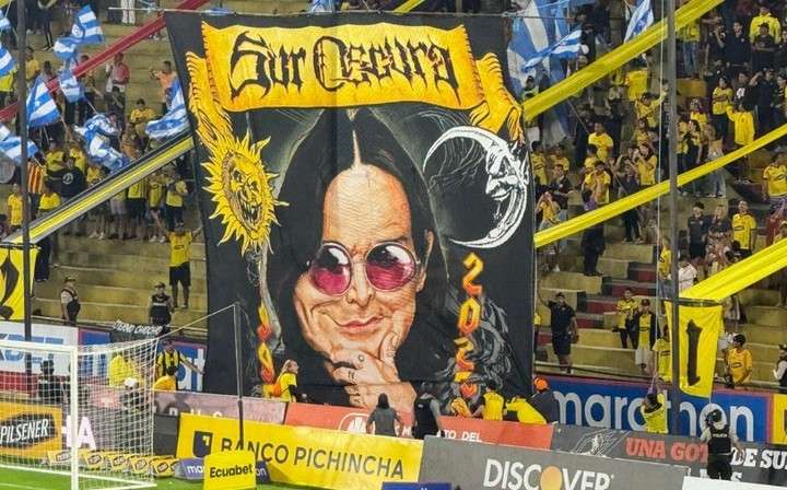 Sur Oscura rindió homenaje a Ozzy Osbourne en el Monumental 1 Sur Oscura rindió homenaje a Ozzy Osbourne en el Monumental