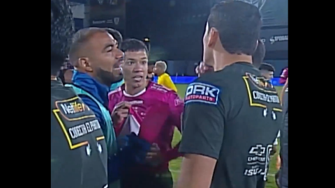 ¿Qué pasó entre Matías Fernández y Yerson Zambrano? Polémica arbitral sacude el fútbol ecuatoriano