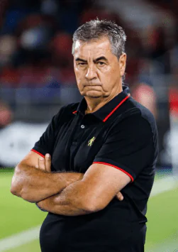 ¡Emelec se sacude! Un histórico del fútbol uruguayo podría convertirse en su nuevo DT