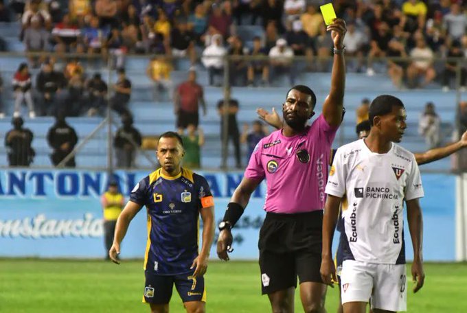 ¡Grave denuncia en el fútbol ecuatoriano! Édison Vega revela falta de respeto del árbitro en el Delfín vs LDU