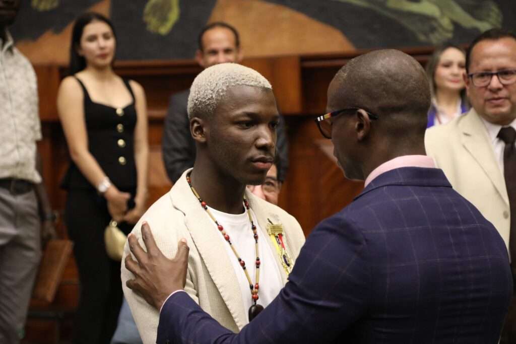 Moisés Caicedo fue condecorado en Ecuador: así fue su reconocimiento en la Asamblea Nacional