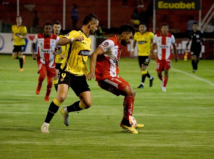 Técnico Universitario vs Barcelona, por la LigaPro (API).